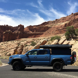 Alu-Cab Hardtop Explorer Toyota Tacoma 2016+ Doppelkabine Short Bed schwarz/ glatt